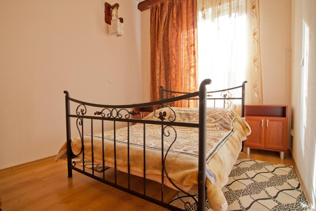 Кровать или кровати в номере Уютный 