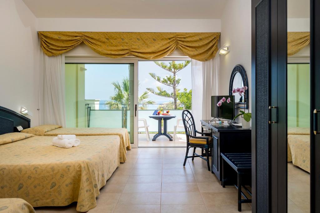 Postel nebo postele na pokoji v ubytování Hotel Villaggio Stromboli