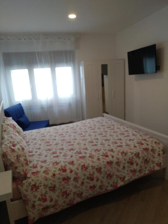 1 dormitorio con 1 cama con colcha de flores en Cristallo di neve b&b en Roccaraso