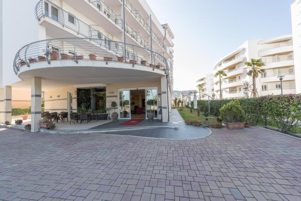 un grande edificio con balcone sopra di Hotel La Ninfea a Montesilvano