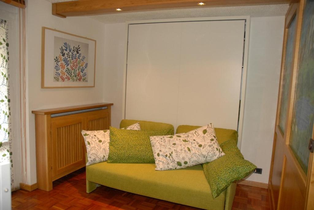 A seating area at Oasi Budden 1 CIR 0095
