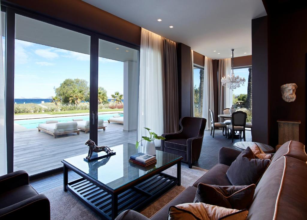 A seating area at Pelagos Suites Hotel & Spa