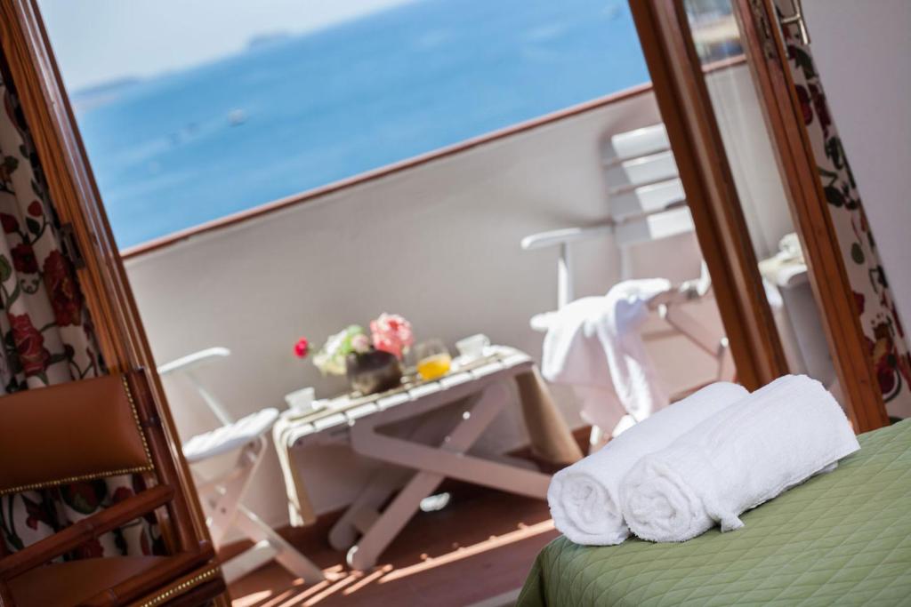 Postel nebo postele na pokoji v ubytování Grand Hotel De Rose