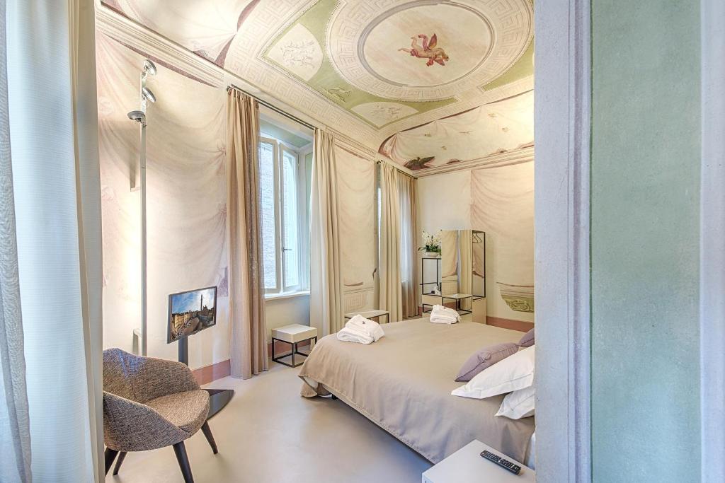 una camera con letto e soffitto di Residenza d'Epoca Le Aquile a Siena
