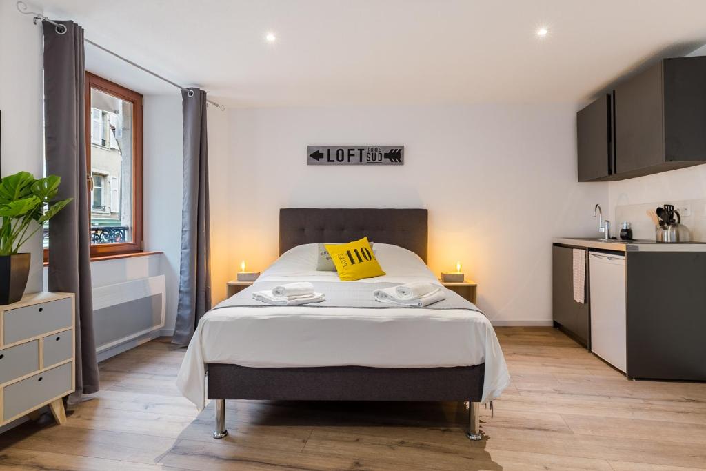 Postel nebo postele na pokoji v ubytování Travel Homes - L'Arsenal, studios en hyper centre