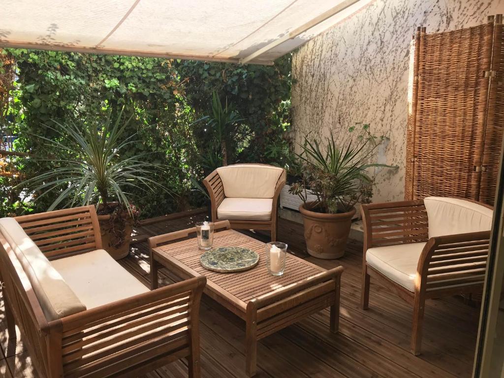 un patio avec une table, des chaises et des plantes dans l'établissement Calme et Cosy appart proche plage quartier port, à Nice