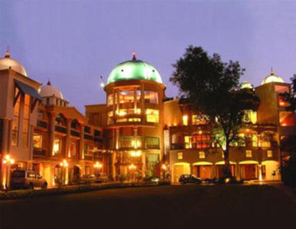 un gran edificio con una cúpula verde encima en Grand Heritage Narmada Jacksons, en Jabalpur