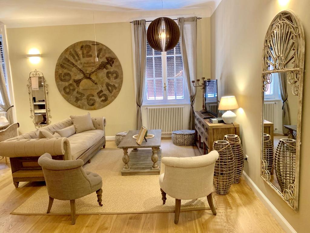 Una televisión o centro de entretenimiento en Frattina Luxury House