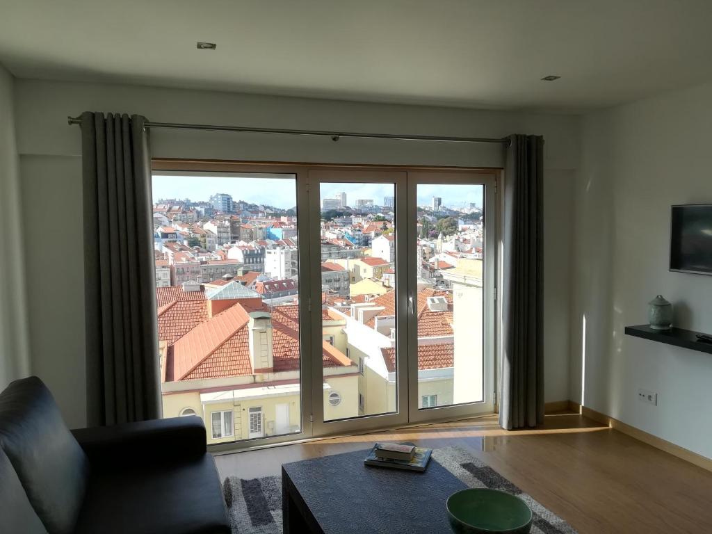 uma sala de estar com uma grande janela com vista em Lisbon Grand View em Lisboa