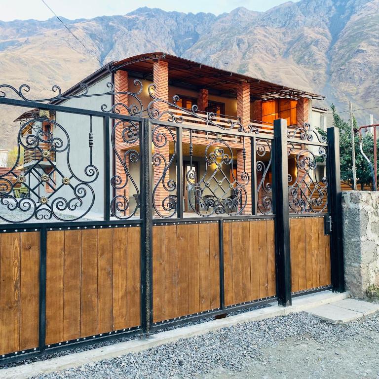 Üldine mäevaade või majutusasutusest Paradise Kazbegi pildistatud vaade