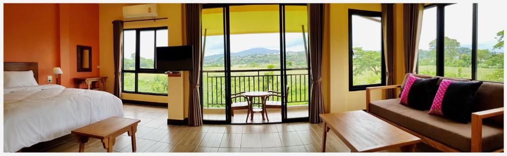TV a/nebo společenská místnost v ubytování Baan Sakuna Hotel