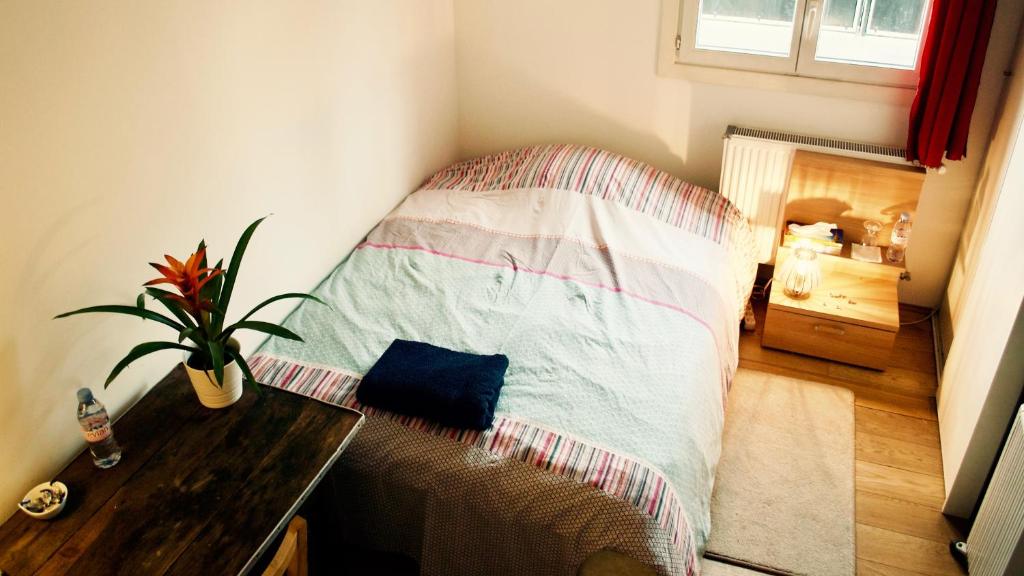 a small room with a table and a couch at Stud SDB perso et taxi CDG extra in Aulnay-sous-Bois