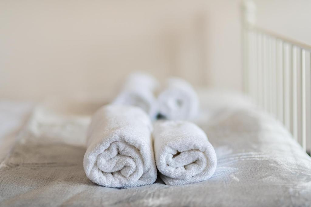 Postel nebo postele na pokoji v ubytování Gladstone suites