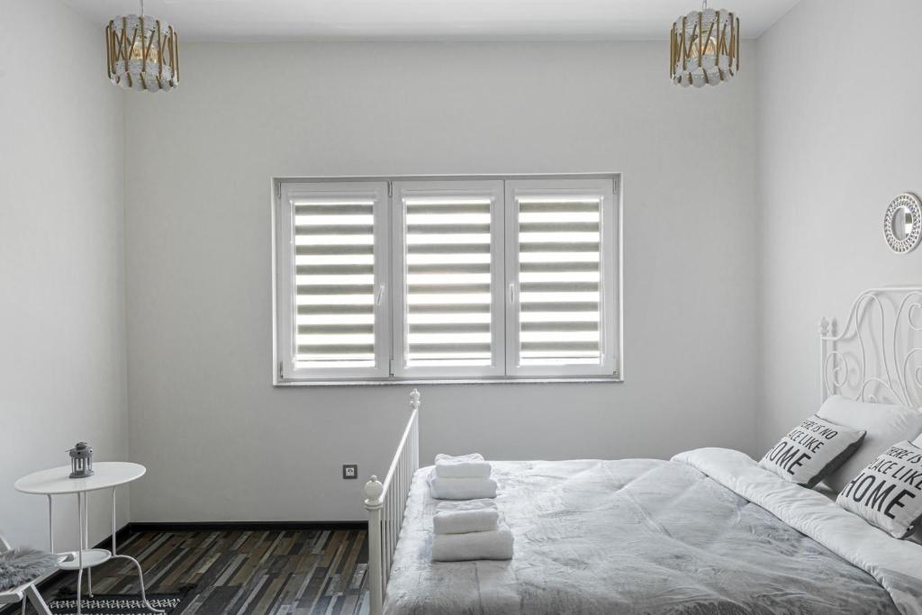 Postel nebo postele na pokoji v ubytování Gladstone suites