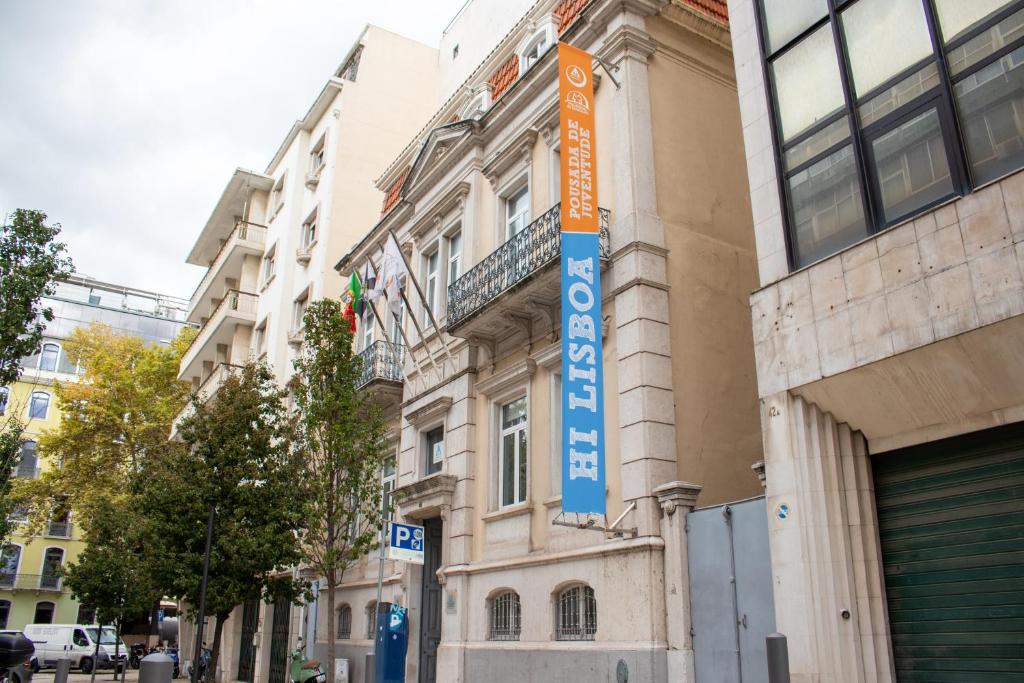 un bâtiment avec un panneau sur son côté dans l'établissement HI Lisboa - Pousada de Juventude, à Lisbonne