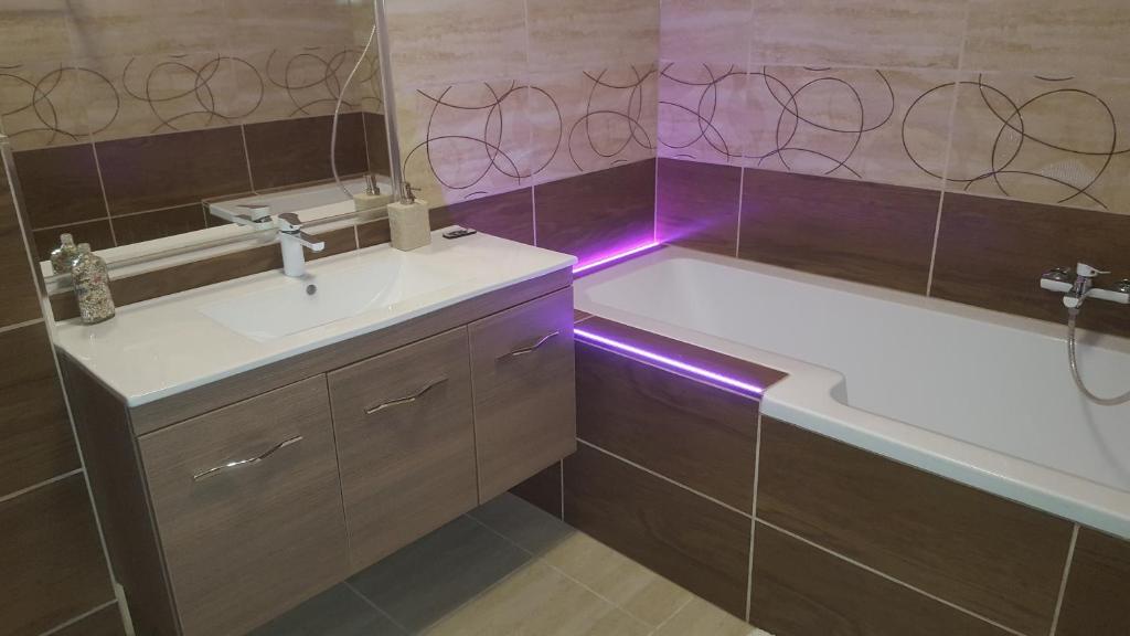 Łazienka w obiekcie Smaragd apartman