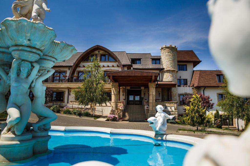 Piscina a Hotel La Castel Iasi o a prop