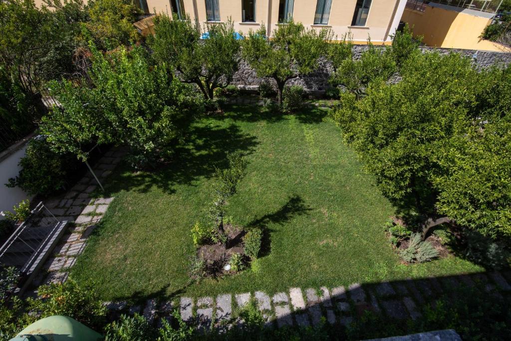 Vonkajšia záhrada v ubytovaní Palazzo Caracciolo del Sole