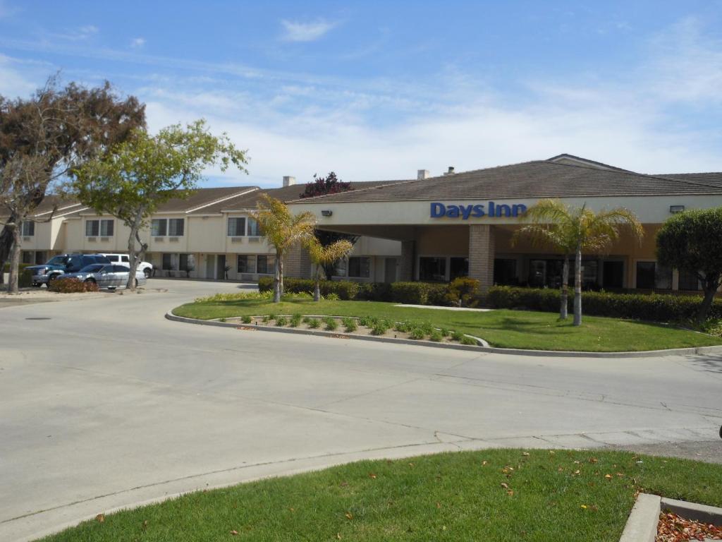 a view of a days inn with a parking lot at Inn of Lompoc in Lompoc