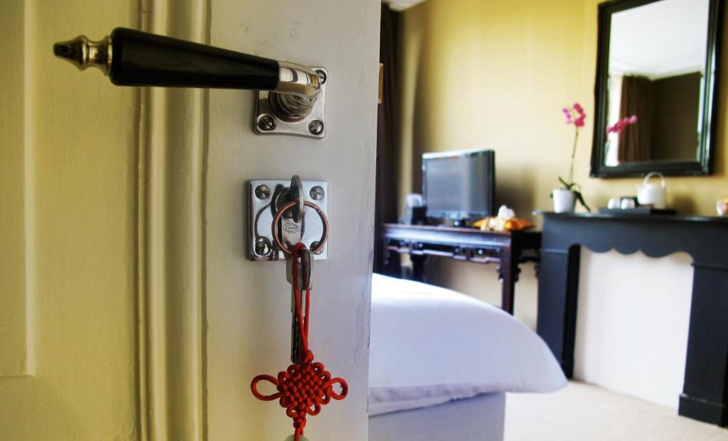 eine Tür mit einem Schlüssel in einem Zimmer in der Unterkunft Maison Indochine in Den Haag