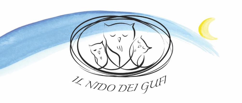 um logótipo para um clube com duas mulheres num círculo em Il nido dei gufi em San Maurizio Canavese