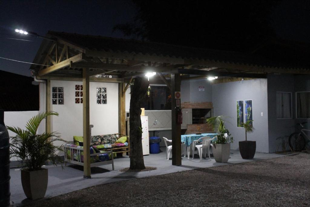 una casa con patio por la noche en Residencial Ponta Norte, en Florianópolis