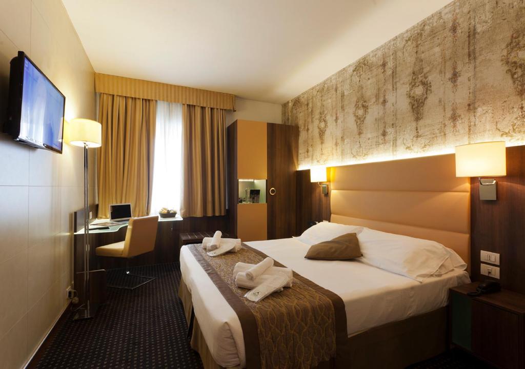 Una habitación de hotel con una cama con toallas. en LH Hotel Sirio Venice, en Mestre