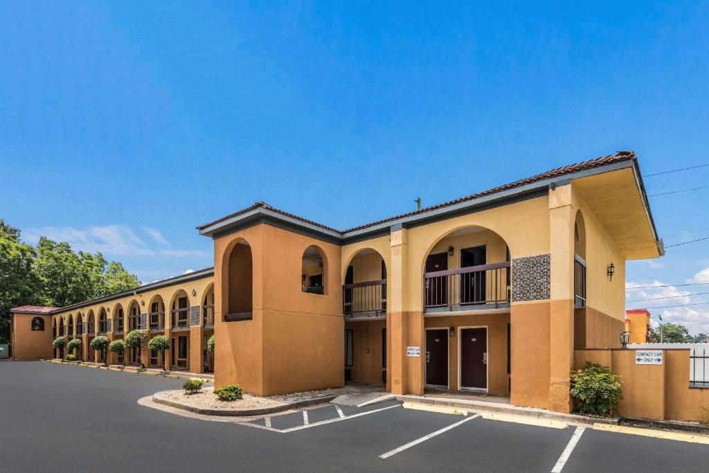 un aparcamiento vacío frente a un edificio en Econo Lodge, en Gainesville