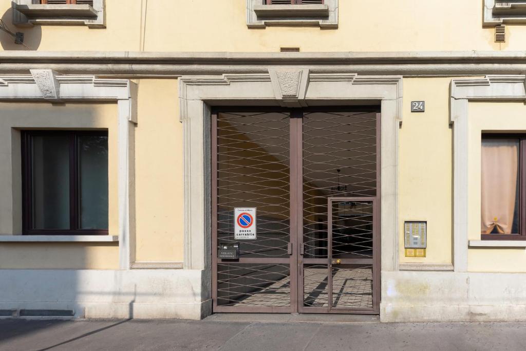 szklane drzwi budynku bez znaku wejścia w obiekcie Casa da Suite Hora w Mediolanie