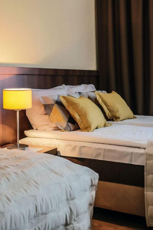 Postel nebo postele na pokoji v ubytování Rodzinny Dom i Apartamenty u Ciwersa z balią w ogrodzie