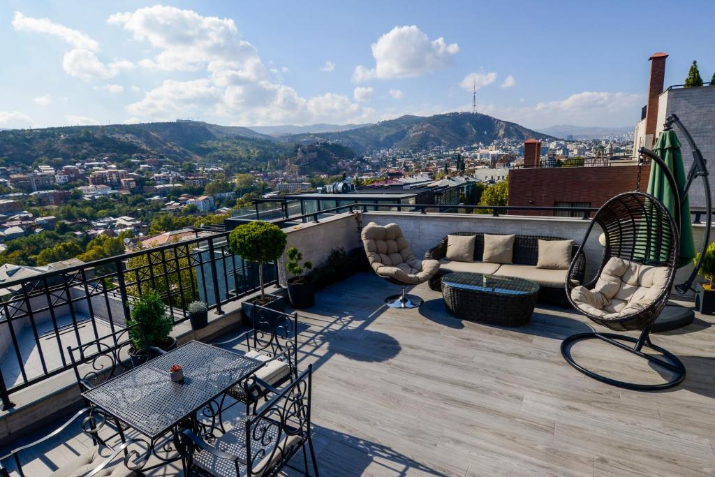 uma varanda com vista para a cidade em Hotel Avlabari Terrace em Tbilisi