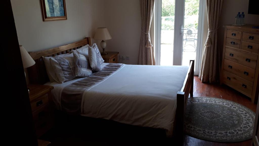 Postel nebo postele na pokoji v ubytování Birchdale House B&B