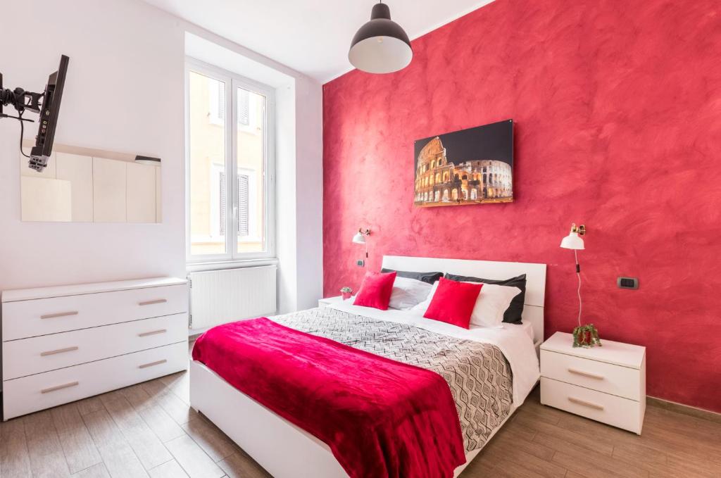 una camera rossa con un letto a parete rossa di Riari 59 Rome - Trastevere a Roma