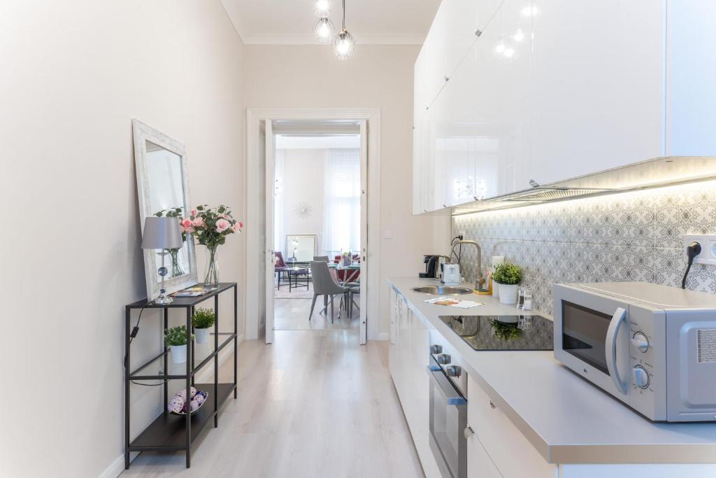 Kuchyňa alebo kuchynka v ubytovaní Milano Design Apartment City Center with AC