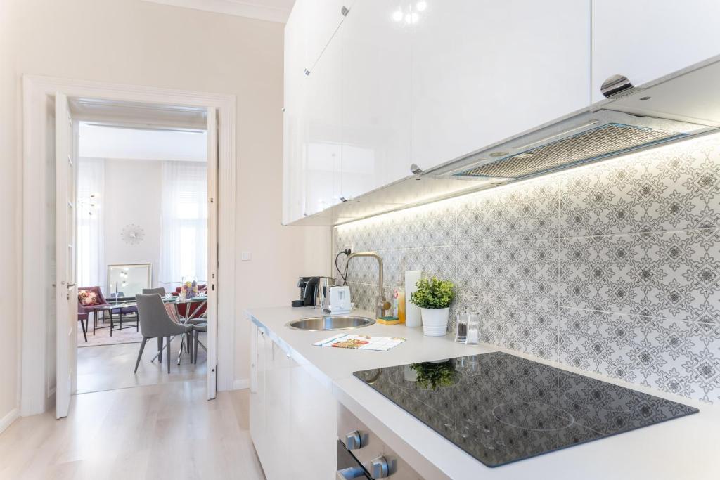 Kuchyňa alebo kuchynka v ubytovaní Milano Design Apartment City Center with AC