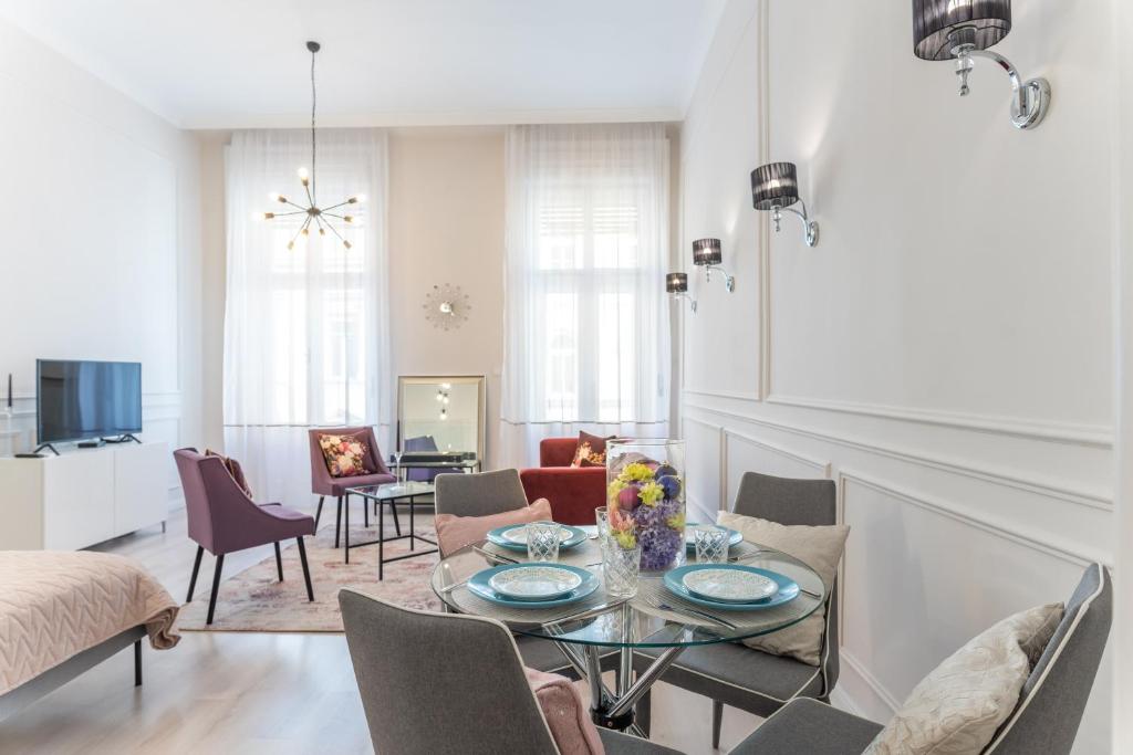 Televízia a/alebo spoločenská miestnosť v ubytovaní Milano Design Apartment City Center with AC