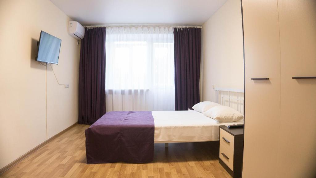 ドニプロにあるDoba In Ua Yavornitskoho6 Apartmentsの小さなベッドルーム(ベッド1台、窓付)