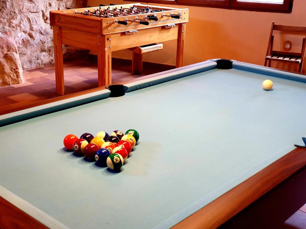uma mesa de snooker com uma bola branca em La Fuente em Cubillo