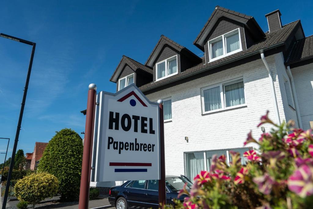 una señal de hotel frente a una casa en Hotel Papenbreer, en Verl