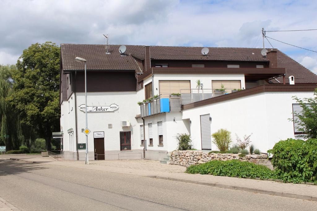 un edificio blanco al lado de una calle en Hotel Anker garni en Rastatt