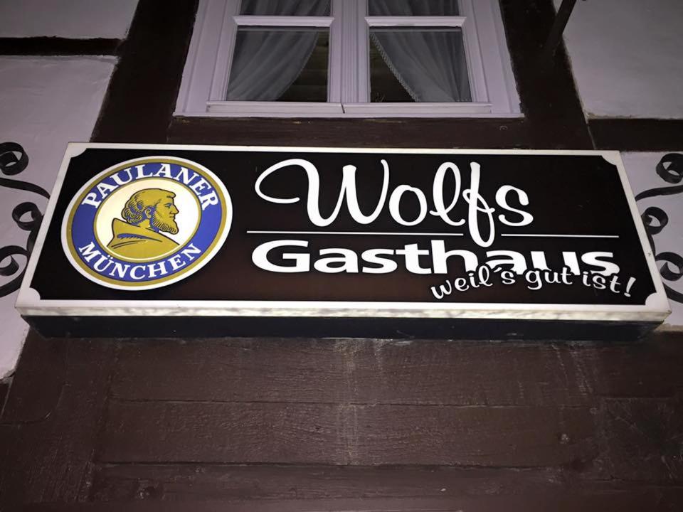 ein Schild an der Seite eines Gebäudes in der Unterkunft Wolfs Gasthaus in Braunschweig