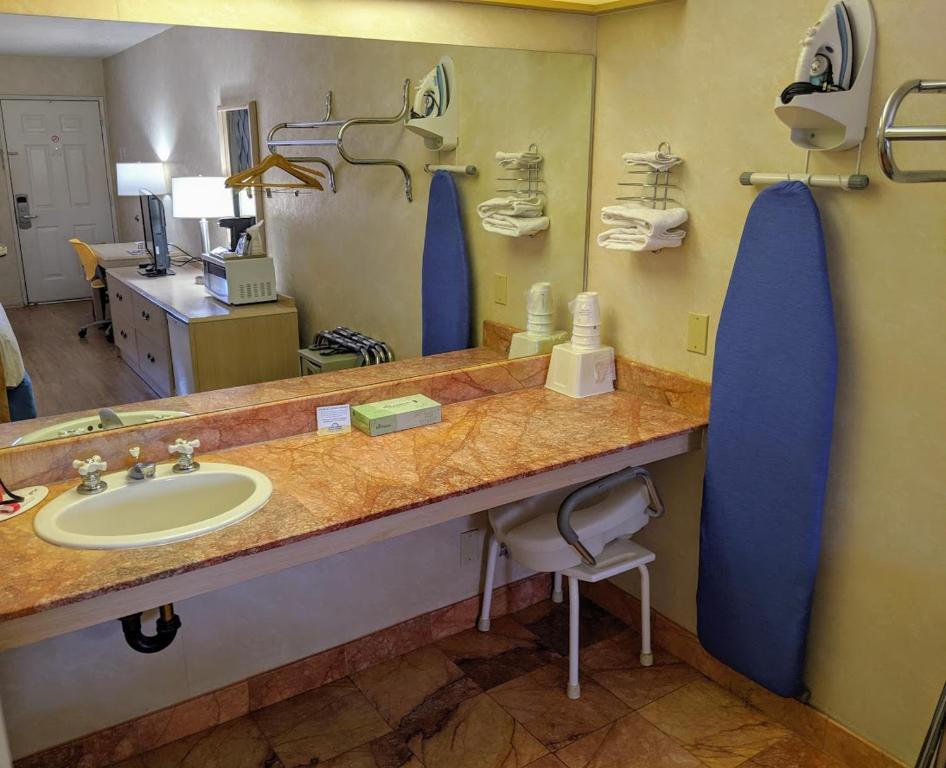 Days Inn by Wyndham Bullhead City - 2 Queen Bed, Mobility Accessible Room, Non-Smoking