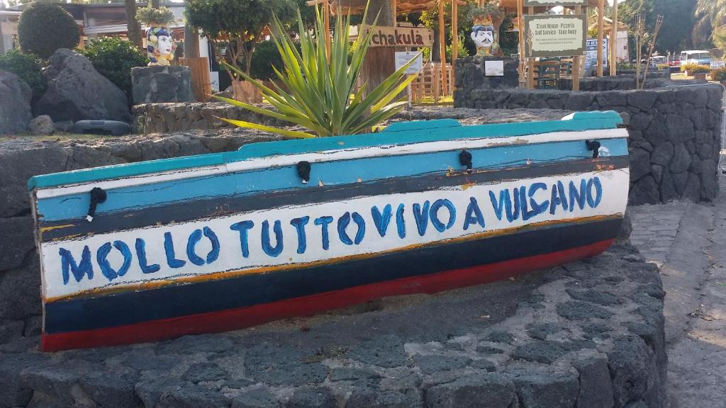 Een teken dat zegt Mololo tuffoviavia a wasmos bij Vulcano Beach in Vulcano