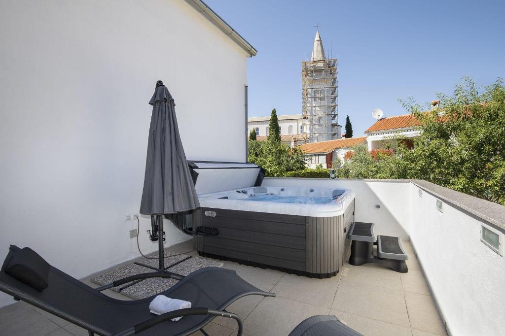 wanna z hydromasażem i parasol na balkonie w obiekcie Haus Bernarda w Medulinie