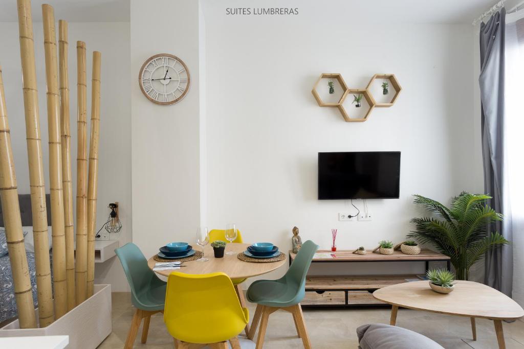 TV a/nebo společenská místnost v ubytování Suites Lumbreras