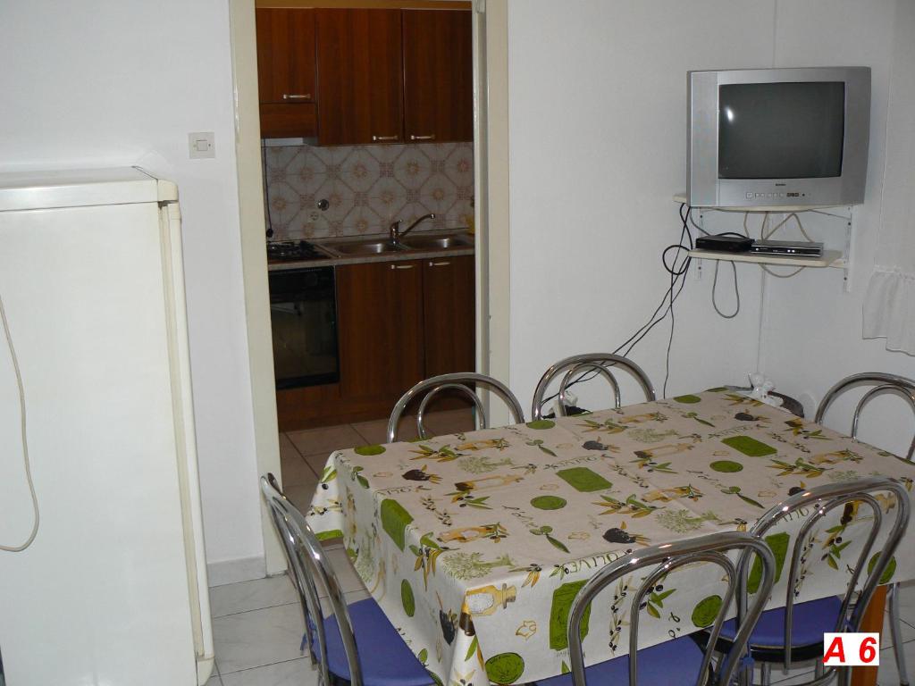Televízia a/alebo spoločenská miestnosť v ubytovaní Apartmani David