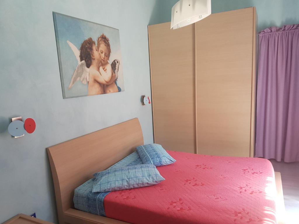 1 dormitorio con 1 cama con edredón rosa en Thousand Colors, en Nápoles