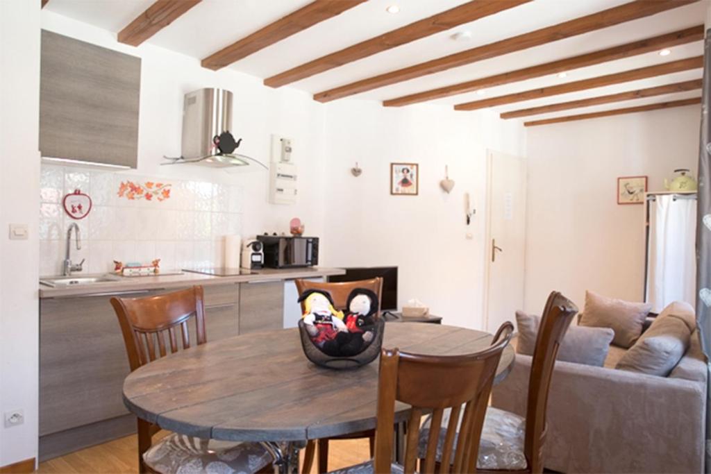 una cucina e un soggiorno con tavolo e divano di Les Tanneurs - Colmar Hyper Centre a Colmar