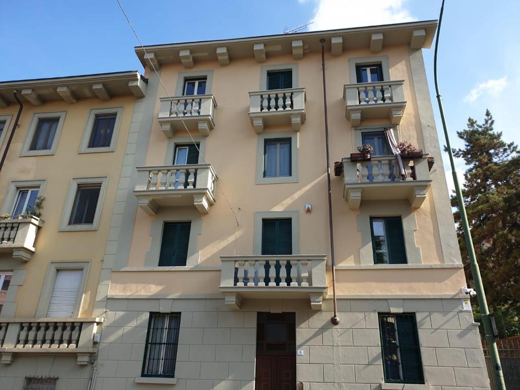 un edificio con balconi sul lato di RIVERSIDE DA PO 9 - Appartamenti ai piedi della collina e vicino al Po a Torino