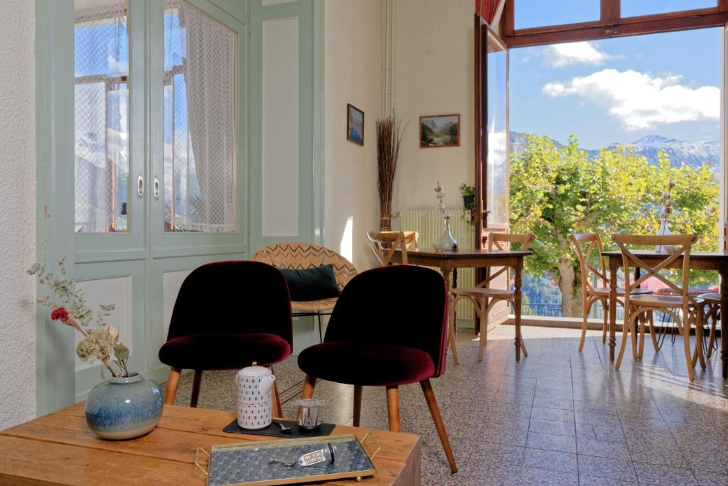 Nespecifikovaný výhled na hory nebo výhled na hory při pohledu z hotelu